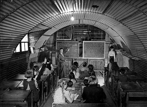 Wederopbouw: provisorisch schoollokaal / Improvised classroom, shortly after the War